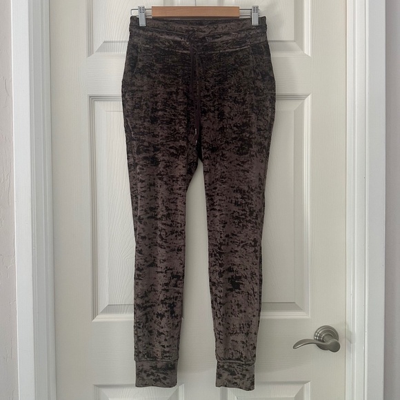 Lululemon Ready To Crush Velvet Jogger French Press Brown Size 6 *Flaw* - Picture 4 of 14